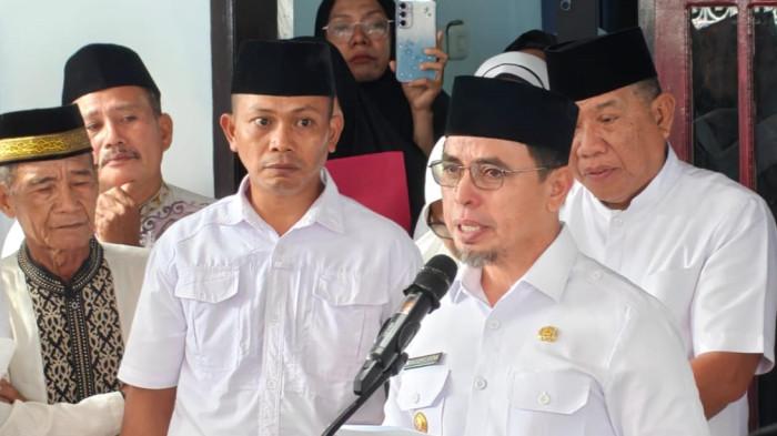 MELAYAT: Bupati Kabupaten Bolaang Mongondow Utara (Boltara) Sirajudin Lasena dan Wakil Bupati Mohammad Aditya Pontoh melayat ke rumah duka mantan Bupati Hamdan Datunsolang, di Desa Talaga, Kecamatan Bintauna, Minggu (22/02/2026). Air matanya menetes mengenang almarhum.