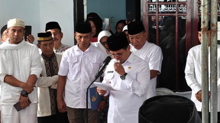 MELAYAT: Bupati Kabupaten Bolaang Mongondow Utara (Boltara) Sirajudin Lasena dan Wakil Bupati Mohammad Aditya Pontoh melayat ke rumah duka mantan Bupati Hamdan Datunsolang, di Desa Talaga, Kecamatan Bintauna, Minggu (22/02/2026). Air matanya menetes mengenang almarhum.