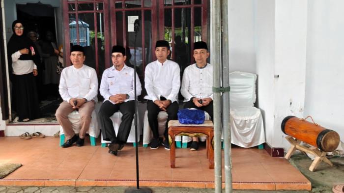 MELAYAT: Bupati Kabupaten Bolaang Mongondow Utara (Boltara) Sirajudin Lasena dan Wakil Bupati Mohammad Aditya Pontoh melayat ke rumah duka mantan Bupati Hamdan Datunsolang, di Desa Talaga, Kecamatan Bintauna, Sulawesi Utara, Minggu (22/02/2026).