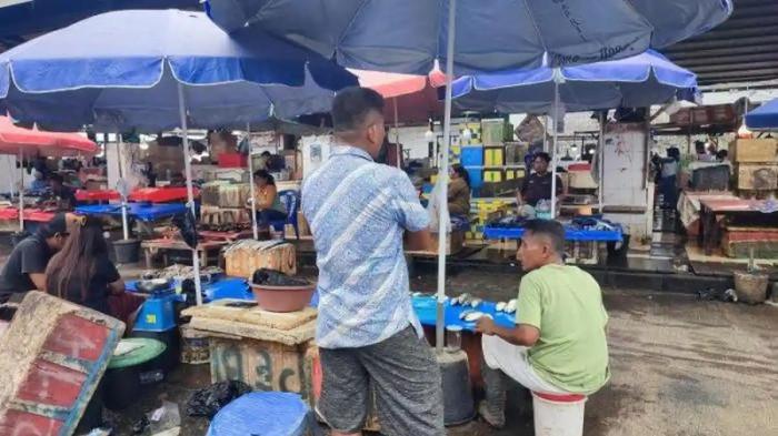 HARGA IKAN - Harga ikan di Pasar Bersehati, Manado, Sulawesi Utara naik, Kamis (8/1/2026). Pasalnya, pasokan ikan yang masuk mulai menipis karena cuaca ekstrem nelayan tak bisa melaut.
