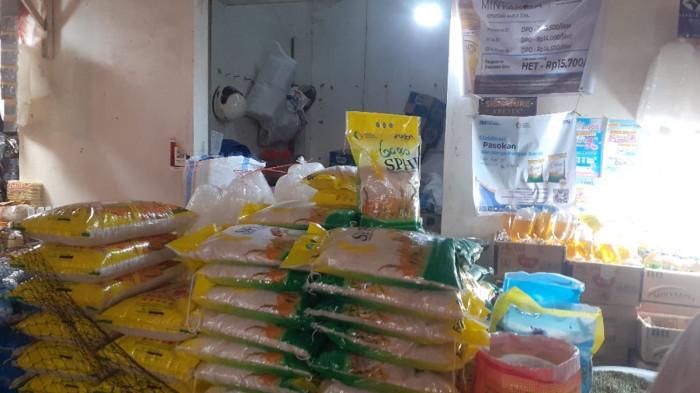 MINYAK - Harga minyak goreng subsidi merek MinyaKita di Pasar Bersehati Manado masih dijual di atas Harga Eceran Tertinggi (HET) yang ditetapkan pemerintah. Pantauan di Pasar Bersehati, Kamis (21/5/2026), harga MinyaKita dijual bervariasi mulai dari Rp17 ribu hingga Rp18 ribu per liter.