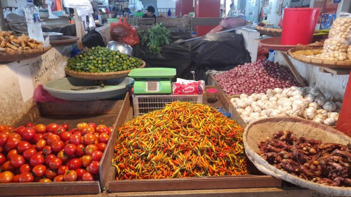 BAPOK: Harga sejumlah bahan pokok di Pasar Bersehati, Manado, Sulawesi Utara (Sulut), naik jelang Ramadan, Senin (16/2/2025).