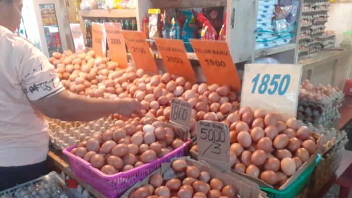 BAPOK - Harga sejumlah bahan pokok (bapok) di Pasar Bersehati Manado terpantau mengalami penurunan dalam beberapa hari terakhir. Meski masih ada komoditas yang harganya masih sedikit tinggi, namun rata-rata harga kebutuhan dapur masyarakat mulai berangsur stabil dibanding pekan sebelumnya.