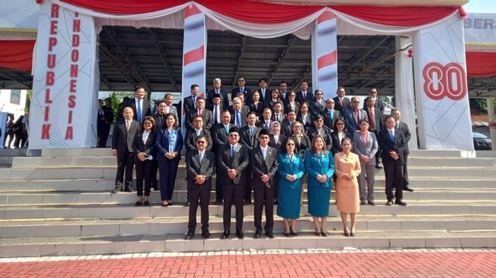 UPACARA: Wali Kota Bitung, Hengky Honandar, bertindak sebagai inspektur upacara bendera dalam rangka memperingati Hari Kesaktian Pancasila yang dilaksanakan pada Rabu, 1 Oktober 2025. Turut hadir dalam upacara tersebut Wakil Wali Kota Bitung, Randito Maringka.