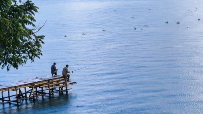 IKAN SAPU SAPU - Potret Danau Tondano di Kabupaten Minahasa, Sulawesi Utara pada Minggu (3/5/2026) sore. Kemunculan ikan sapu-sapu di Danau Tondano, menjadi perbincangan hangat di kalangan warga dan nelayan.