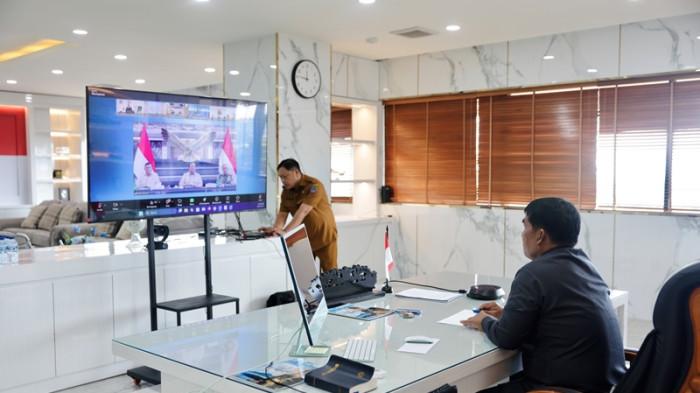 IKUT RAPAT - Gubernur Sulawesi Utara, Yulius Selvanus Komaling (YSK), seusai mengikuti Rapat Percepatan Pembangunan Koperasi Desa Merah Putih secara virtual yang dipimpin langsung oleh Presiden Prabowo Subianto, pada Selasa (25/11/2025).