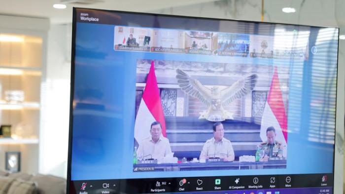 IKUT RAPAT - Gubernur Sulawesi Utara, Yulius Selvanus Komaling (YSK), seusai mengikuti Rapat Percepatan Pembangunan Koperasi Desa Merah Putih secara virtual yang dipimpin langsung oleh Presiden Prabowo Subianto, pada Selasa (25/11/2025).