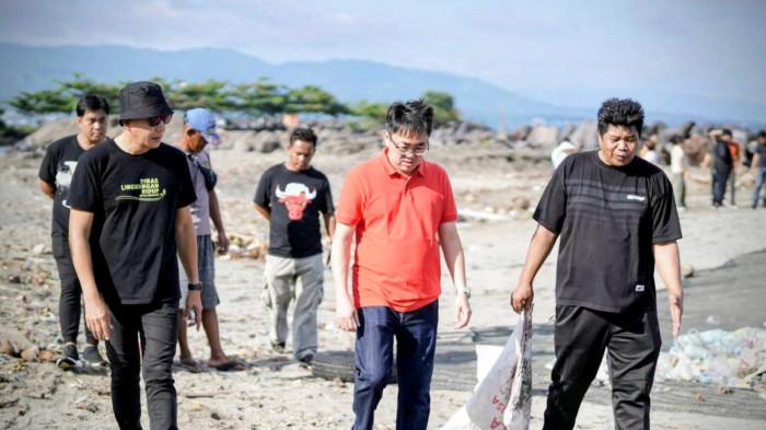 INDONESIA ASRI - Wali Kota Manado Andrei Angouw turun langsung dalam kerja bakti di sepanjang Pantai Boulevard Dua, Kecamatan Tuminting, kota Manado, provinsi Sulut, Jumat (27/02/26).