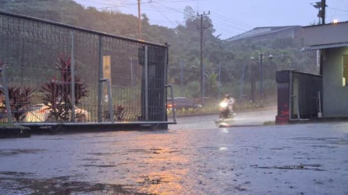 INFO BMKG - Ilustrasi hujan deras disertai angin kencang di salah satu kota yang ada di Indonesia. Informasi BMKG menyebut, Bibit Siklon Tropis 98S teridentifikasi sejak 15 November dini hari di Samudra Hindia barat daya Bengkulu.