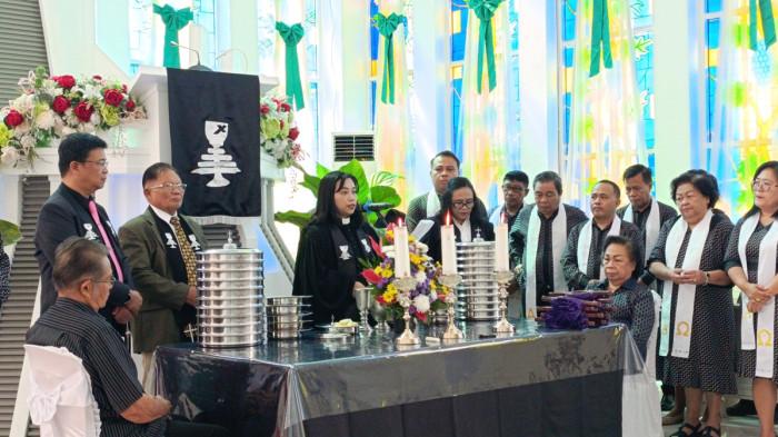 Ibadah Jemaat GMIM Imanuel Bahu sesi kedua yang dipimpin Pdt Christina Sasuwuk-Wagania MTh