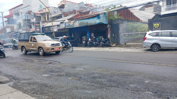 JALAN RUSAK Jalan Bethesda, Sario, Manado, Sulawesi Utara, Selasa (13/1/