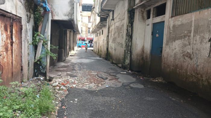 JALAN RUSAK - Kerusakan di Gang Pogedan, Pasar 45, Manado, Sulawesi Utara, Kamis (5/2/2026). Pedagang dan pengendara mengeluhkan kerusakan tersebut.