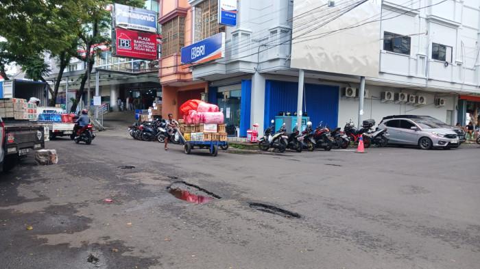 JALAN RUSAK - Kerusakan di Jalan Nusantara, Calaca, Wenang