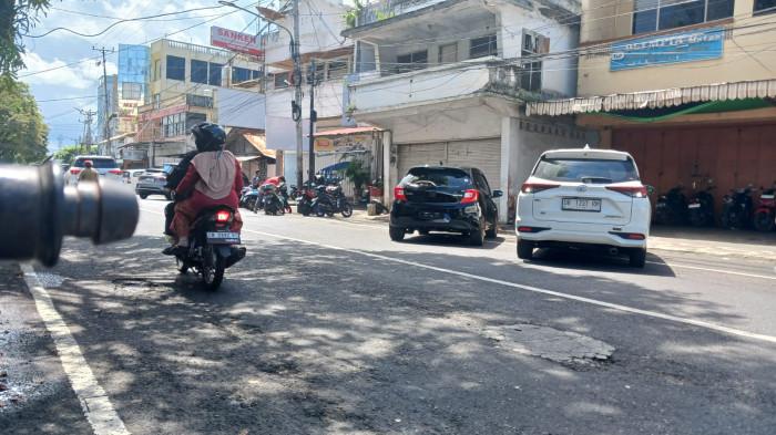 JALAN RUSAK - Kerusakan di Jalan Walanda Maramis, Kanaka, Wanea, Manado,
