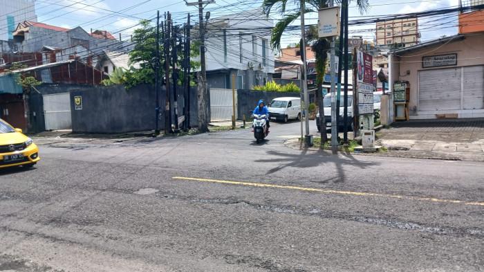 JALAN RUSAK - Kerusakan di Jalan Wolter Mongisidi, Manado, Sulawesi Utara