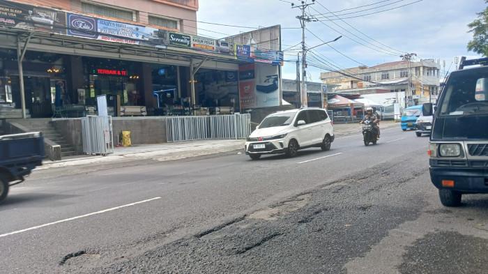 JALAN RUSAK - Kerusakan di depan Hotel Minahasa, Jalan Sam Ratulangi, Wenang,