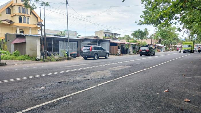 JALAN RUSAK - Kondisi jalan rusak di Boulevard II, Manado, Sulawesi Utara, Rabu (14/