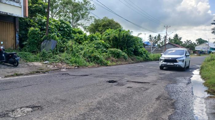 JALAN RUSAK - Lubang di Jalan Adipura Raya, Kima Atas, Mapanget