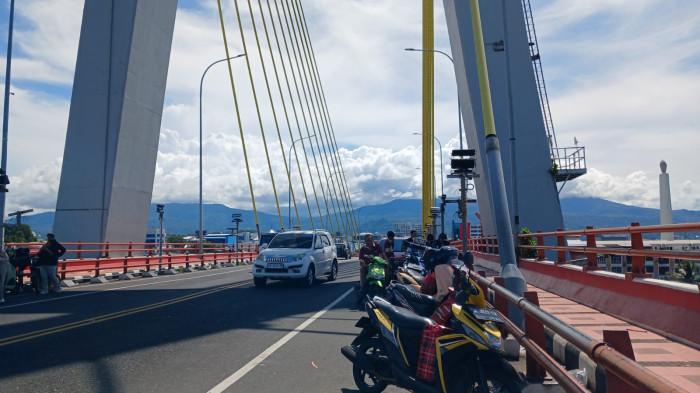 JEMBATAN SOEKARNO - Warga mengunjungi Jembatan Soekarno, Manado, Sulawesi Utara,