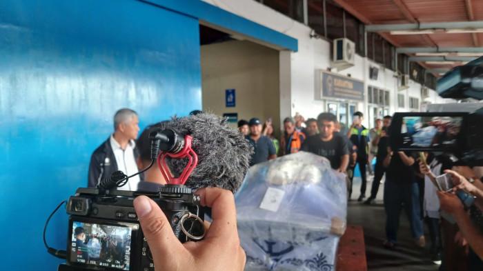 JENAZAH - Jenazah Florencia Wibisono tiba di Terminal Kargo Bandara Sam Ratulangi, Manado, Sulawesi Utara, Jumat (23/1/2026). Keluarga mengadakan ibadah singkat.