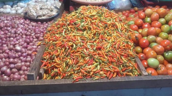 JUAL BELI - Aktivitas jual beli di Pasar Bersehati, Kota Manado, Sulawesi Utara terpantau tetap ramai.  Informasi yang Tribun Manado peroleh, saat ini Jumat 5 Juni 2026 harga cabai rawit atau oleh masyarakat lokal disebut rica mulai berangsur-angsur turun. 