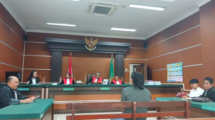 SIDANG - Sidang lanjutan kasus pembunuhan Joel Alberto Tanos dengan terdakwa Razyah Aditia Achmad alias Aca digelar di Pengadilan Negeri Manado, Jalan Adipura Raya, Kima Atas, Mapanget, Manado, Sulawesi Utara, Senin (25/5/2026). Sidang yang dipimpin Ketua Majelis Hakim, Estafana Purwanto, ini agendanya pemeriksaan saksi meringankan dari pihak terdakwa.