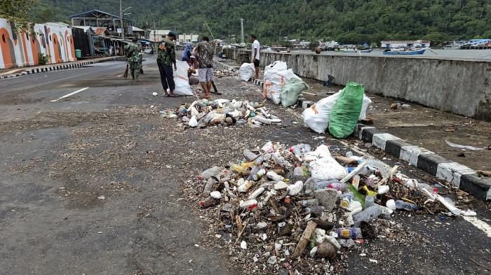 SAMPAH - Jalan Bolevard Tidore di penuhi tumpukan sampah akibat cuaca buruk/Selasa (7/10/2025).