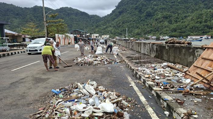 SAMPAH - Jalan Bolevard Tidore di penuhi tumpukan sampah akibat cuaca buruk/Selasa (7/10/2025). Hujan deras disertai angin kencang yang melanda wilayah Tahuna sejak kemarin hingga Selasa (7/10/2025) malam, mengakibatkan tumpukan sampah laut terbawa arus hingga naik ke jalan raya Boulevard Tidore, Kecamatan Tahuna Timur, Kepulauan Sangihe.