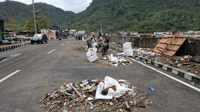 SAMPAH - Jalan Bolevard Tidore di penuhi tumpukan sampah akibat cuaca buruk/Selasa (7/10/2025). Hujan deras disertai angin kencang yang melanda wilayah Tahuna sejak kemarin hingga Selasa (7/10/2025) malam, mengakibatkan tumpukan sampah laut terbawa arus hingga naik ke jalan raya Boulevard Tidore, Kecamatan Tahuna Timur, Kepulauan Sangihe.