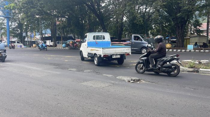 JALAN RUSAK - Jalan Nasional di Kota Bitung terpantau ada himpit puluhan titik rusak. Mulai dari depan Kantor Lurah Wangurer Timur sampai ke jalan Sam Ratulangi depan Kantor Walikota Bitung.