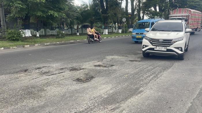 JALAN RUSAK - Jalan Nasional di Kota Bitung terpantau ada himpit puluhan titik rusak. Mulai dari depan Kantor Lurah Wangurer Timur sampai ke jalan Sam Ratulangi depan Kantor Walikota Bitung.