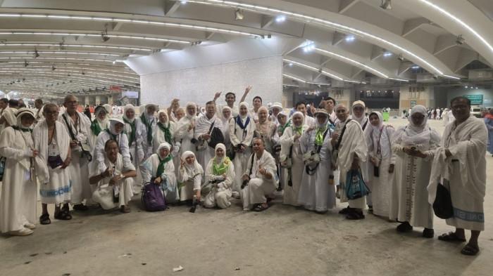 IBADAH HAJI - Jemaah haji asal Sulawesi Utara yang tergabung dalam Kloter 5 Embarkasi Balikpapan (BPN) mulai diberangkatkan menuju Muzdalifah usai menjalani prosesi wukuf di Arafah, Jumat (27/5/2026). Petugas kloter bersama petugas sektor turut melakukan pendampingan selama perjalanan menuju Muzdalifah.