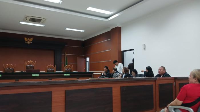 SIDANG - Sidang perkara pembunuhan cucu pengusaha terkenal di Sulut, Joel Alberto Tanos alias Beto, kembali digelar di Pengadilan Negeri Manado, Senin (9/2/2026). Sidang dipimpin Ketua Majelis Hakim, Muhajir, dengan agenda pemeriksaan saksi dari JPU.