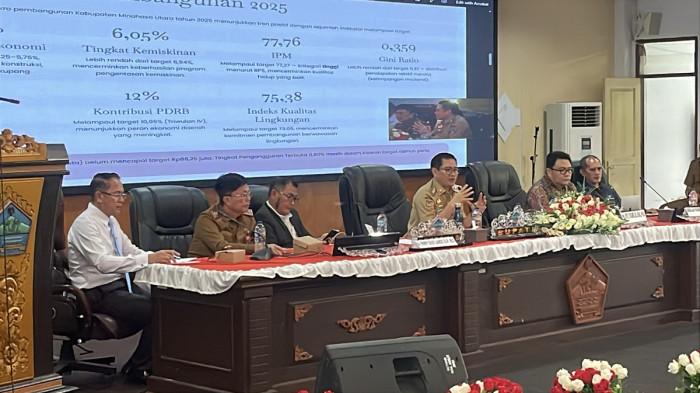 Joune Ganda, menjadi pembicara utama di Diskusi Publik