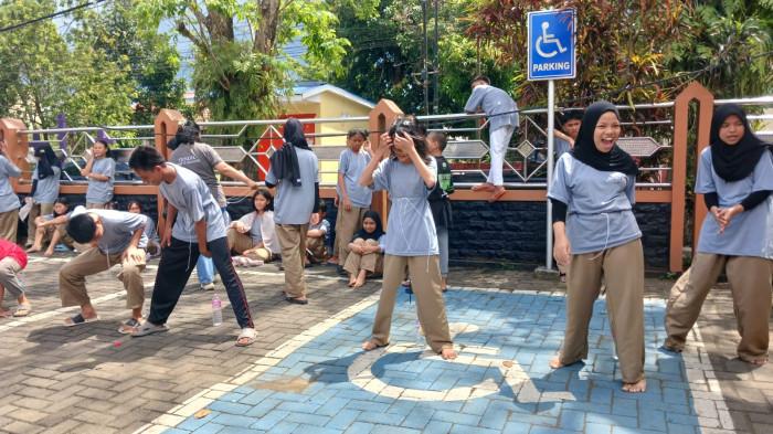 LOMBA - Lomba dalam rangka Kenaikan Yesus Kristus di SRMP 21 Manado, Sulawesi Utara, Jumat (15/5/2026). Total ada 75 siswa dalam sekolah rakyat ini.
