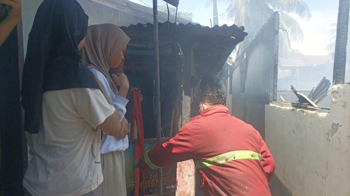 KEBAKARAN - Dua rumah di Kelurahan Tuminting Lingkungan 1, Kecamatan Tuminting, dilalap api dalam peristiwa kebakaran, Selasa (5/5/2026).