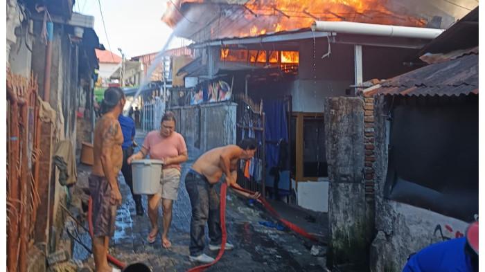 KEBAKARAN - Kebakaran dua rumah di Lingkungan IV Kelurahan Mahakeret Timur, Wenang, Manado, Sulawesi Utara, Senin (26/1/2026). Damkar Manado mengerahkan 20 personel.