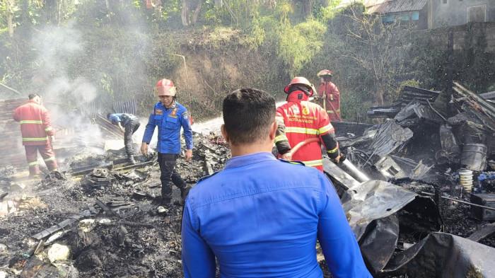 KEBAKARAN - Kebakaran satu rumah di Kelurahan Bumi Nyiur, Wanea, Manado,