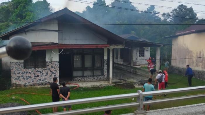 KEBAKARAN RUMAH - Satu unit rumah di di Desa Kolongan, Kecamatan Talawaan, Kabupaten Minahasa Utara (Minut), Sulawesi Utara, terbakar, Selasa (11/11/2025). Lokasi rumah yang terbakar berada di jaga VI, tepat di tepi jalan ruas Manado-Dimembe atau sekitar 100 meter dari simpang tiga Desa Talawaan.