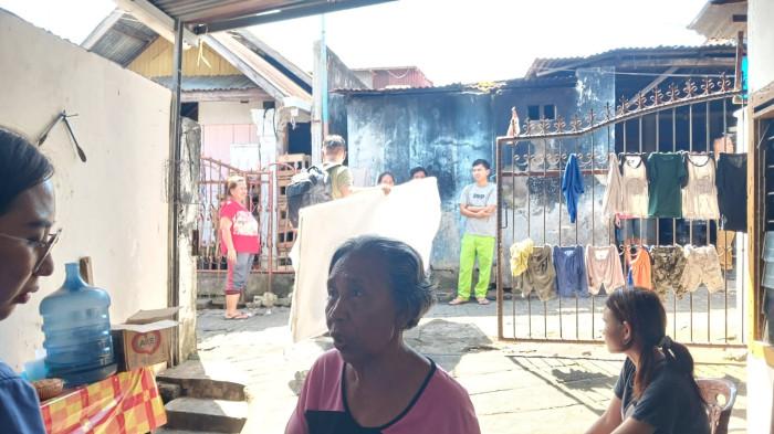 KEBAKARAN - Suasana di sekitar lokasi kebakaran di Lingkungan IV Kelurahan Mahakeret Timur, Kecamatan Wenang, Kota Manado, Sulawesi Utara, Senin (26/1/2026). Kebakaran tersebut menghanguskan dua rumah.