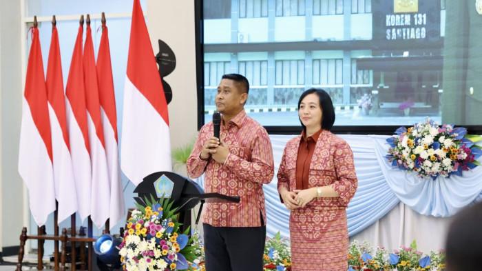 KENAL PAMIT - Suasana hangat dan penuh kekeluargaan mewarnai acara Malam Kenal Pamit Komandan Korem (Danrem) 131/Santiago yang digelar di Wisma Negara Bumi Beringin, Manado, Sulawesi Utara, Selasa (9/6/2026) malam. Kegiatan tersebut dihadiri Gubernur Sulawesi Utara (Sulut) Mayjen TNI (Purn) Yulius Selvanus Komaling, SE (YSK), jajaran Forum Koordinasi Pimpinan Daerah (Forkopimda), unsur TNI-Polri, kepala daerah, tokoh masyarakat, serta tamu undangan lainnya.