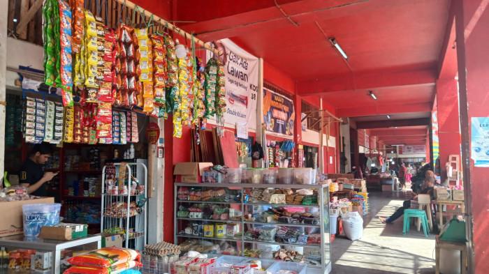 KIOS - Kios sembako di Pasar Bersehati, Manado, Sulawesi Utara, Senin (9/2/2026). Berikut daftar harga bahan pangan hari ini.