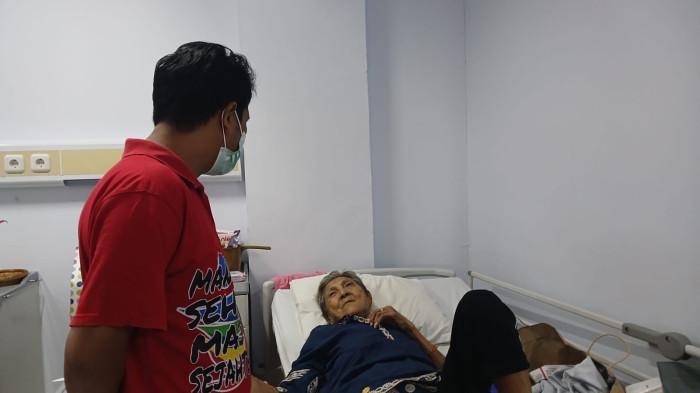 KORBAN KEBAKARAN - Dokter memeriksa korban kebakaran Panti Werdha Damai di RSUD Manado, Senin (5/1/2026). Para korban disebut bakal mendapatkan santunan dari Kemensos.