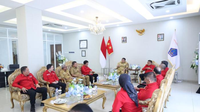 KUNJUNGAN - Gubernur Sulawesi Utara Yulius Selvanus Komaling menerima kunjungan silaturahmi jajaran pengurus DPD PDI Perjuangan Sulut di kediaman resmi gubernur, Senin (11/5/2026) pagi.