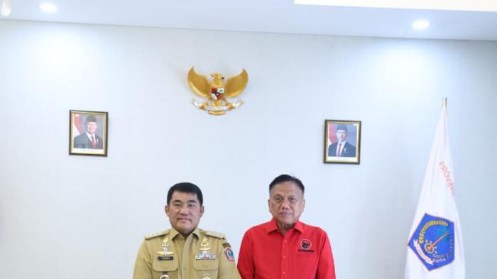 KUNJUNGAN - Gubernur Sulawesi Utara Yulius Selvanus Komaling menerima kunjungan silaturahmi jajaran pengurus DPD PDI Perjuangan Sulut di kediaman resmi gubernur, Senin (11/5/2026) pagi.