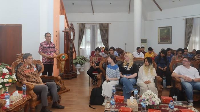 KUNJUNGAN - Wali Kota Tomohon, Caroll J. A. Senduk, S.H., menerima kunjungan mahasiswa asal Australia bersama tim Universitas Klabat (Unklab) di lingkungan Pemerintah Kota Tomohon, Kamis (5/2/2026).