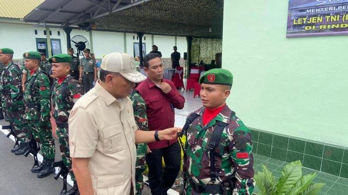 KUNKER: Menteri Pertahanan (Menhan) Republik Indonesia Sjafrie Sjamsoeddin dalam kunjungan kerja di Sulawesi Utara. Menhan sebelumnya tiba di Bandara Sam Ratulangi, Selasa (18/3/2025), sekira pukul 17.00 WITA dengan pesawat Jet TNI Angkatan Udara. 