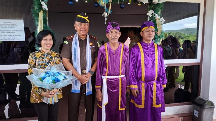 Kajati Jacob Hendrik Pattipeilohy tiba di Bandar Udara Naha Kelas III