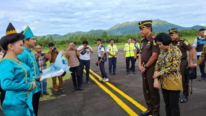 Kajati Sulut Jacob Hendrik Pattipeilohy, tiba di Bandar Udara Naha