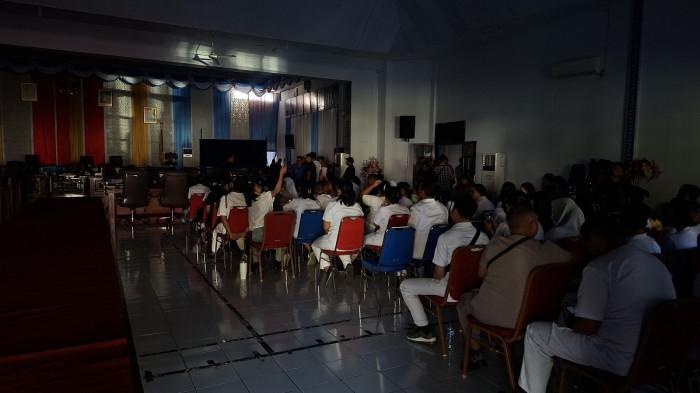 MATI LAMPU - Kantor DPRD Kabupaten Kepulauan Sangihe sempat dihebohkan dengan kondisi mati lampu saat ratusan tenaga kesehatan yang tergabung dalam Persatuan Nakes Sangihe (PNS) menggelar aksi damai, Senin (2/2/2025).